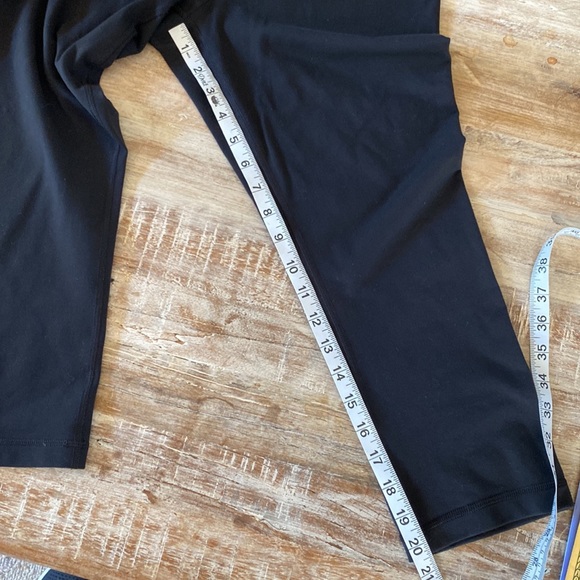 Lululemon crop legging. - Picture 7 of 7